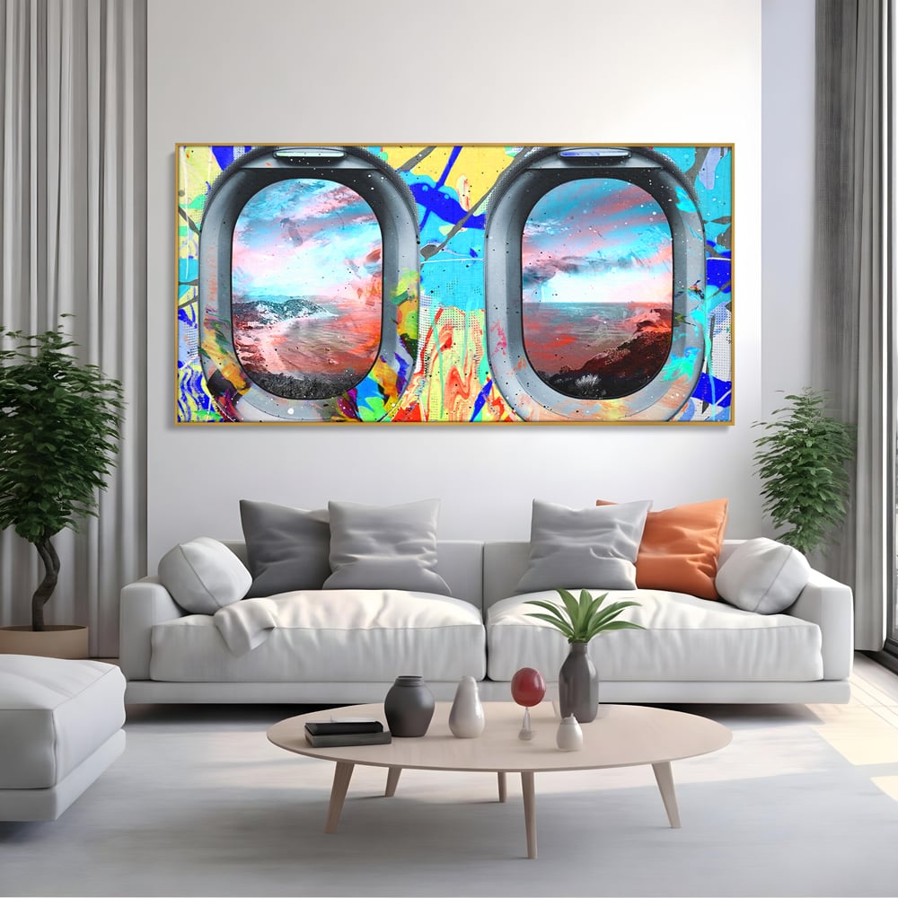 Tablou canvas cu tablou canvas cu ferestre de avion si graffiti, in rama de aluminiu auriu, pe perete intr-un living